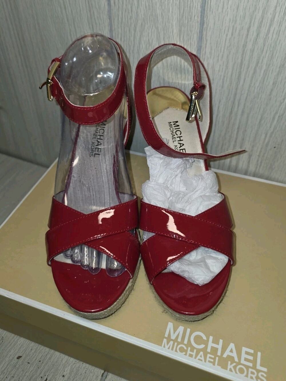 MICHAEL KORS MK Kami Patent Red Criss Cross Gold Logo Espadrille Wedge Size 8M